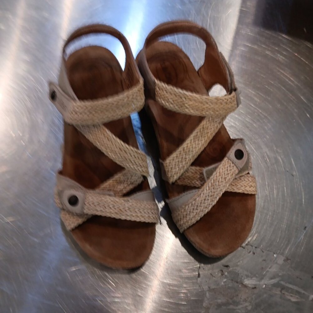 Preowned TAOS Trulie Ladies Sandals Size 6.5 - Picture 4 of 4